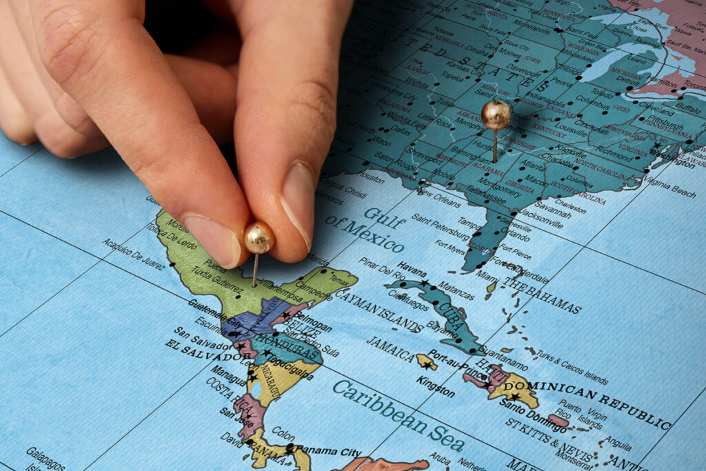 Minimalistische Weltkarte in neutralen Farben – designstarke Wanddeko fürs Schlafzimmer