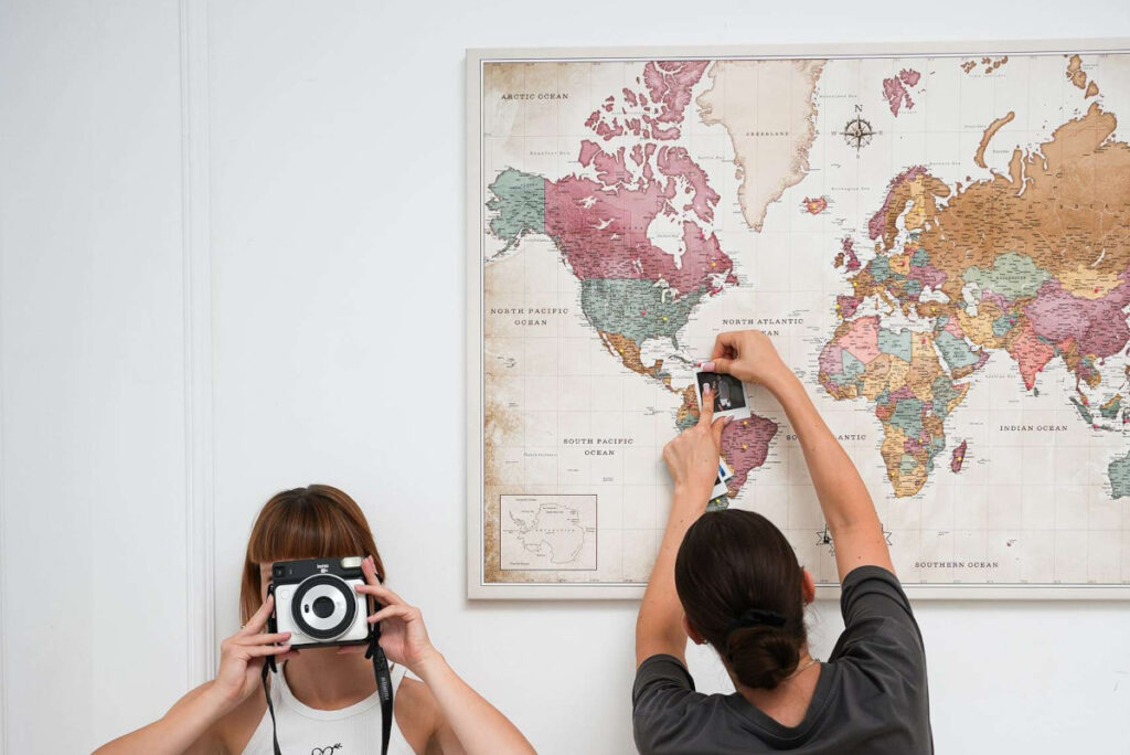 Warum passen Kork-Weltkarten in warmen Beigetönen perfekt zum rustikalen Stil